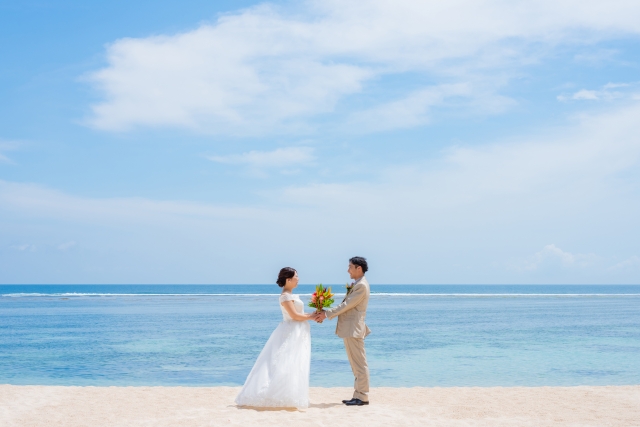 海岸で結婚式風景